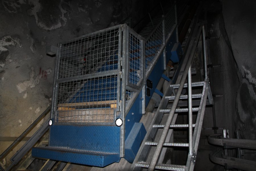 Als zweiten Fluchtweg im Kraftwerk Grimsel 2, welches sich tief unter der Erde befindet und nur über einen mehrere Kilometer langen Stollen erreichbar ist, dient diese Standseilbahn. In zwei Sektionen führt die von Streiff erbaute Bahn zum Wasserschloss Kessiturm, Oktober 2010