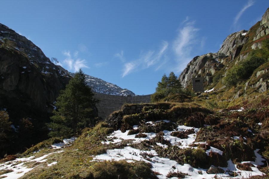 Blick auf den zweiten Teil der Staumauer des Grimselsees, eine klassische Bogenstaumauer, Oktober 2010