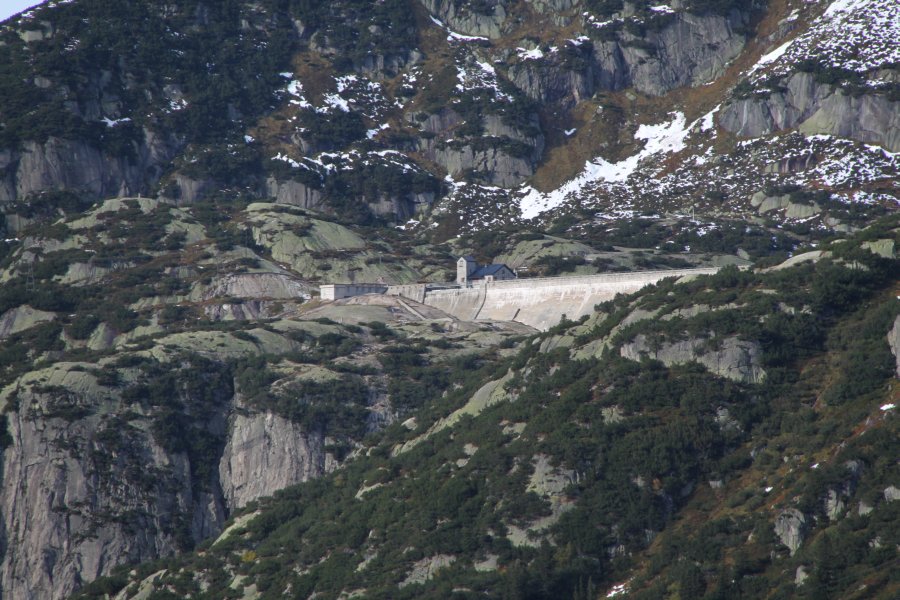 Zoom zur Staumauer des Gelmersees. Dieser wird durch die bekannte Gelmer-Standseilbahn erschlossen, Oktober 2010