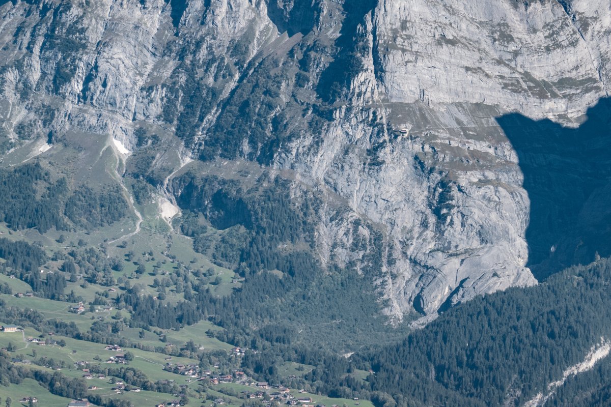 Blick vom Männlichen zur Station der ehemaligen Luftseilbahn Grindelwald-Engi, dem Wetterhornaufzug, Oktober 2021