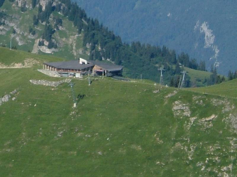 Blick zum Saanerslochgrat. Zu sehen sind die Lifte Sannerslochgrat, Saanerslochgrat-Gandlouenegrat und die Kabinenbahn Saanenmöser-Saanenwald-Saanerslochgrat, Juli 2006