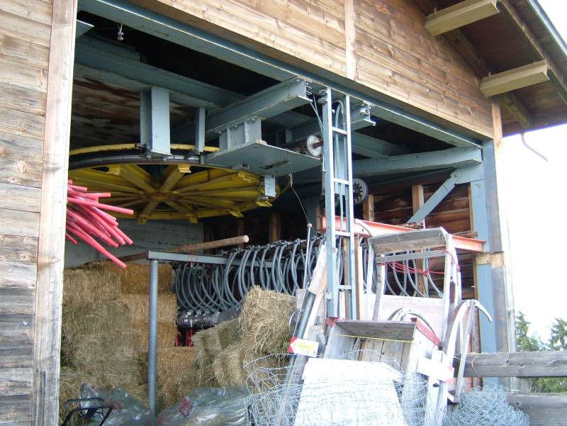 Die Umlenkscheibe der ehemaligen Sesselbahn Abendweide existiert noch, Juli 2006