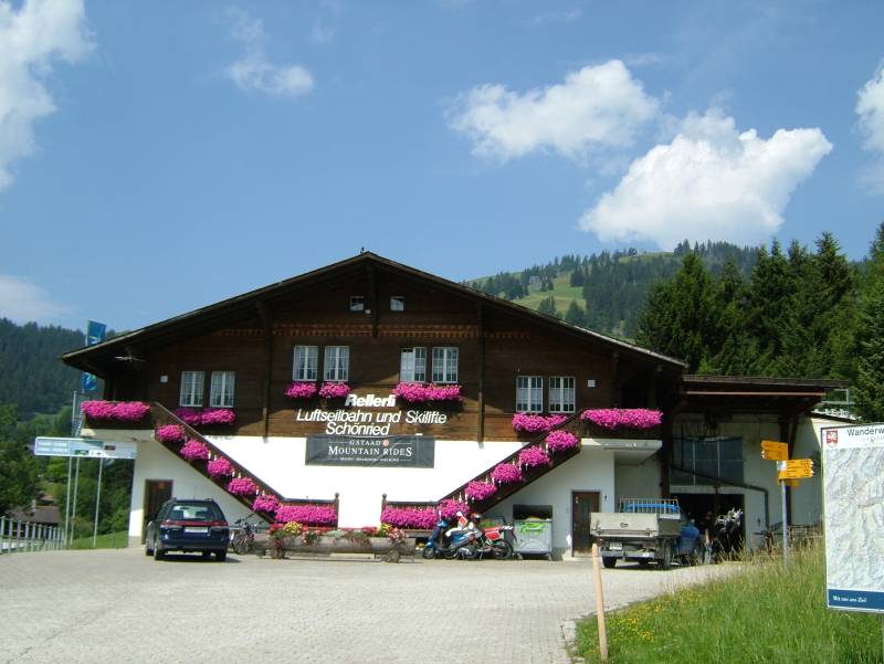 Talstation der Kabinenbahn Schönried-Rellerli, Juli 2006