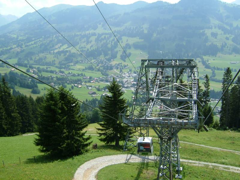 Kurve der Kabinenbahn Schönried-Rellerli, Juli 2006