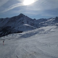 Schön kuppierte Piste an den Schleppliften Lüsch. Im Hintergrund der Piz Beverin, Dezember 2011