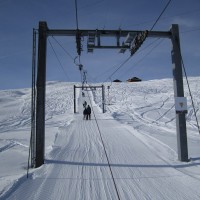 Schlepplift Oberurmein mit speziellen Stützen unter einer Stromleitung, Dezember 2011