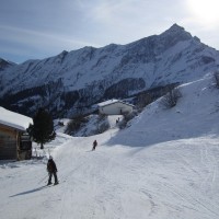 Urige Pistenführung mit dem Piz Beverin im Hintergrund, Dezember 2011