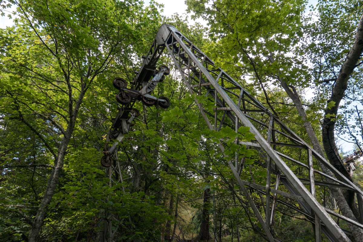 Überreste der Sesselbahn am Belvedere