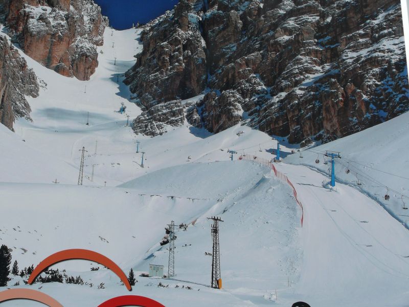 Historische Aufnahme der Kabinenbahn San Forca-Forcella Staunies mit eingehängten Sesseln im Winter, August 2007