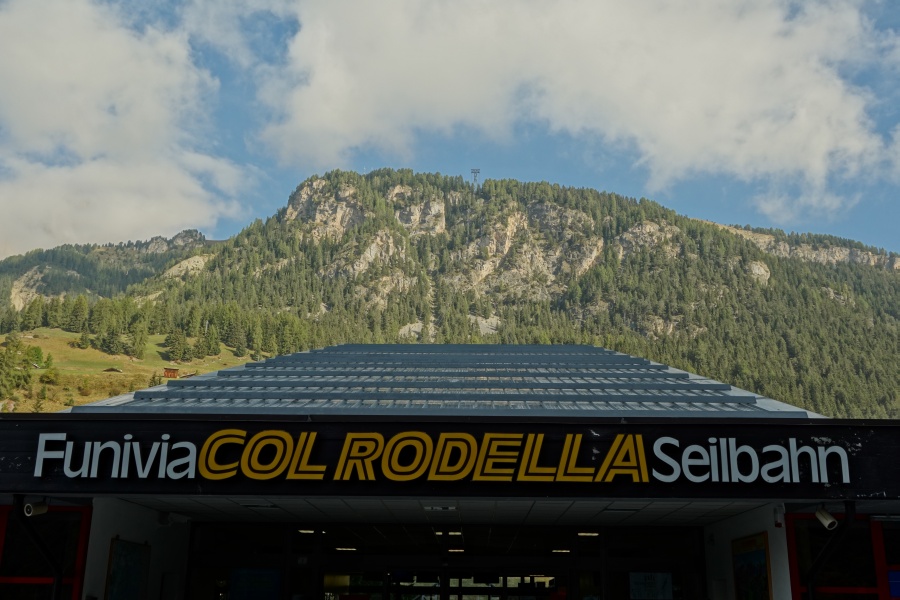 Talstation und Strecke der Luftseilbahn Campitello-Col Rodella, Oktober 2013