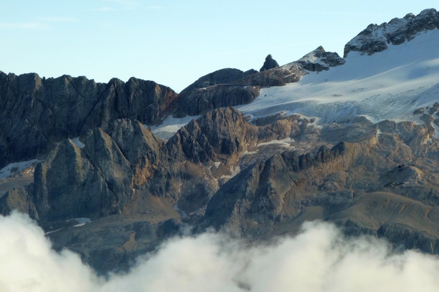 Mittelstation Seraulta der Luftseilbahnkette zur Marmolada im Tele. Erkennbar sind auch Überreste des ehemaligen Habegger-Gletscherschlepplifts, Oktober 2013