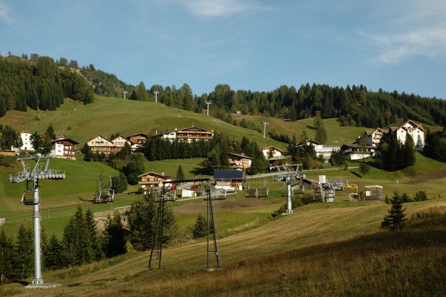 Schlepplift Capanna Nera in Corvara, ein formschöner alter Leitner-Schlepplift. Dahinter die Sesselbahn Costes da l'Ega, Oktober 2013