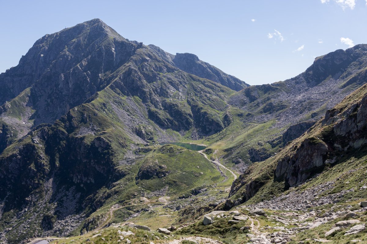Lago di Mucrone und Monte Mucrone mit ehemaliger Bergstation. Zum See führte einst auch ein Schlepplift, dessen Trasse noch sichtbar ist, August 2014