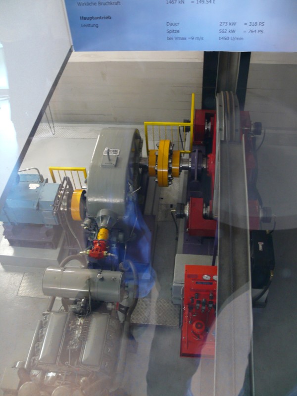 Der Antrieb der Luftseilbahn Kronberg. Wegen der Doppelglasscheiben spiegelte es leider, Juli 2008