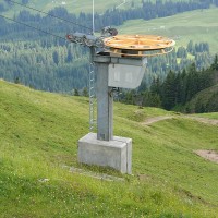 Ja, es ist tatsächlich eine Bergstation, die man hier sieht. Genau genommen ist es diejenige des Verbindungsliftes auf dem Kronberg, das Seil läuft ab dem letzten masten leicht abschüssig, Juli 2008