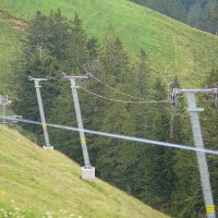 Der Lift verläuft aber arg am Hang! Wenn man da im Winter rausfällt kommt man vermutlich nicht mehr so einfach hoch :-), Juli 2008