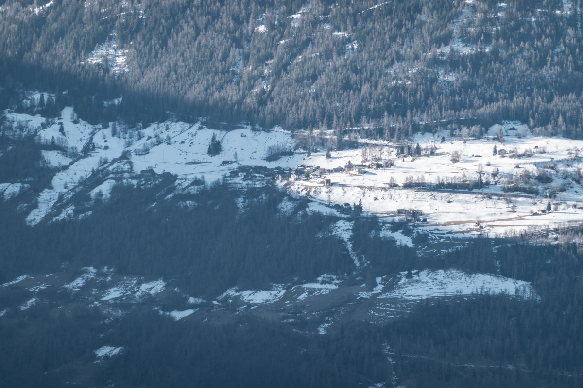 Blick von Jeizinen auf die Luftseilbahn Turtmann-Unterems-Oberems, März 2022