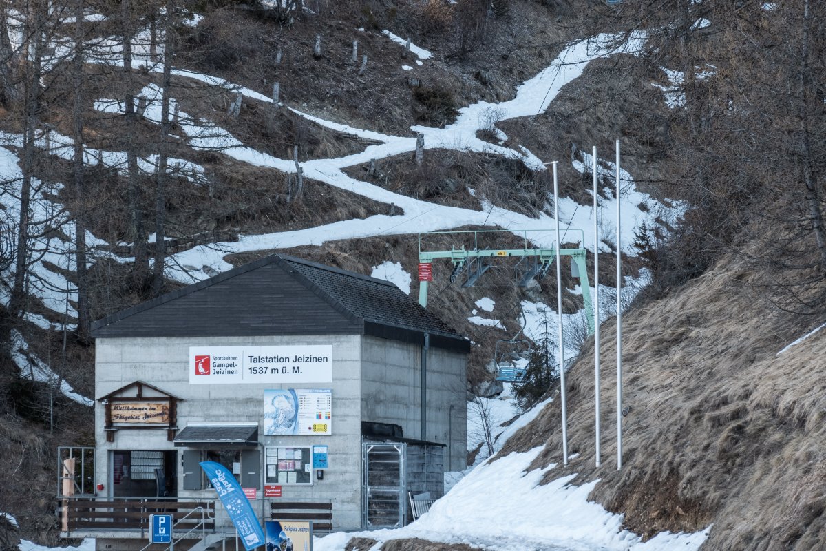 Talstation der Sesselbahn Jeizinen-Uflänge, März 2022