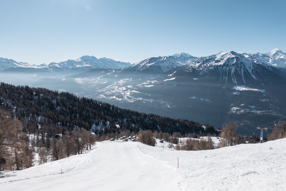 Skipiste im Skigebiet Jeizinen mit Panorama