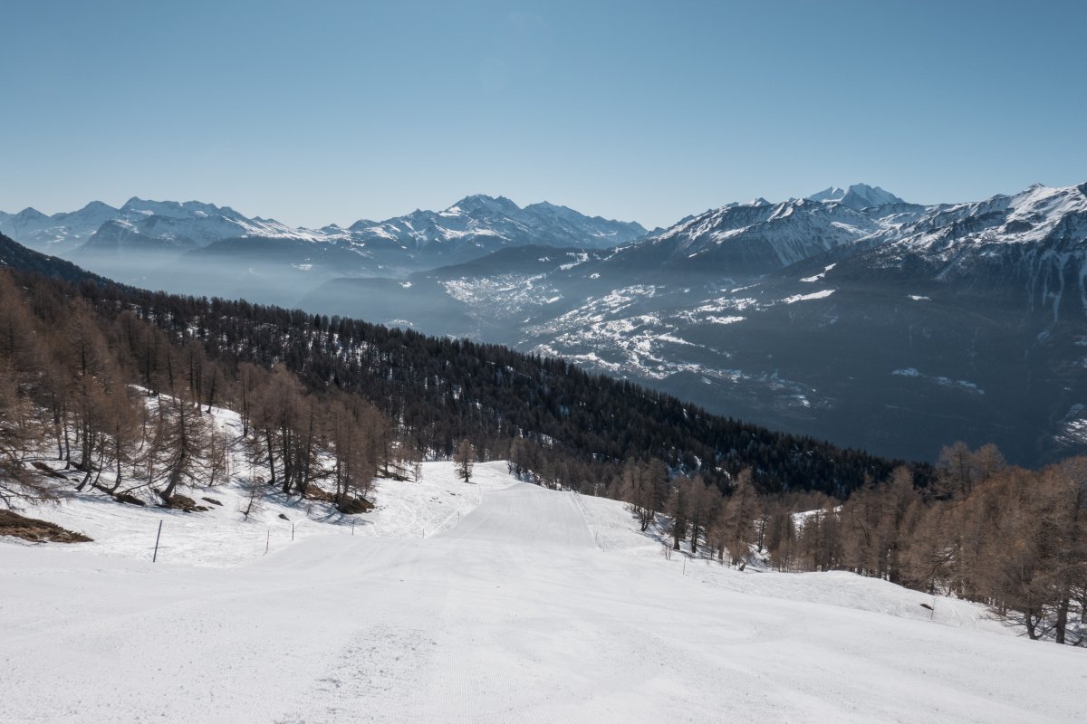 Abfahrt am Schlepplift Feselalp im Skigebiet Jeizinen, März 2022