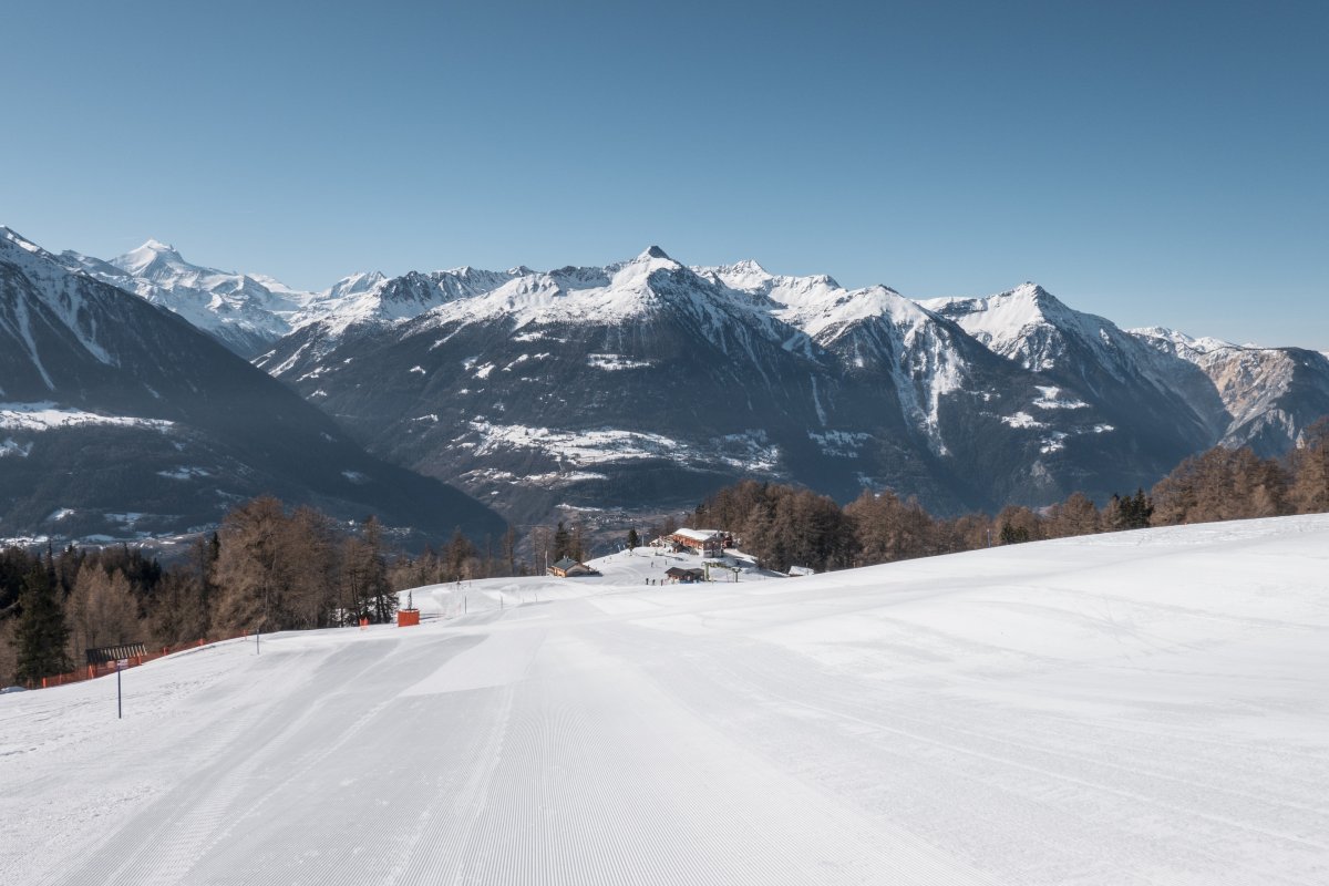 Skipiste im Skigebiet Jeizinen, März 2022