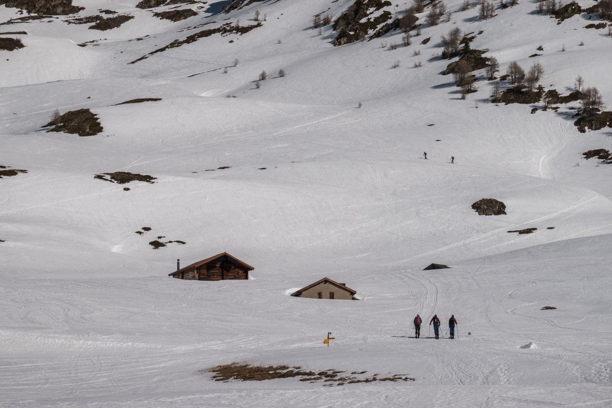 Obere Feselalp mit Skitourengängern, März 2022