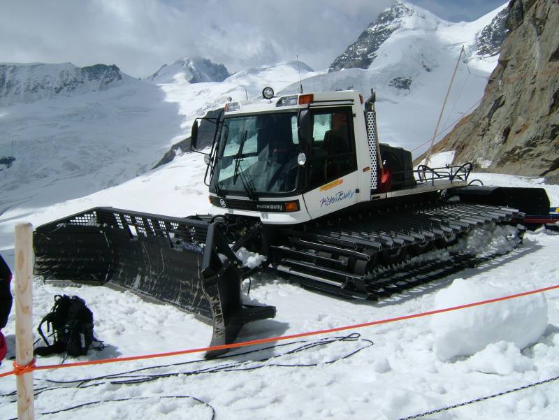 Ein Pistenbully auf dem Jungfraujoch, Juli 2005