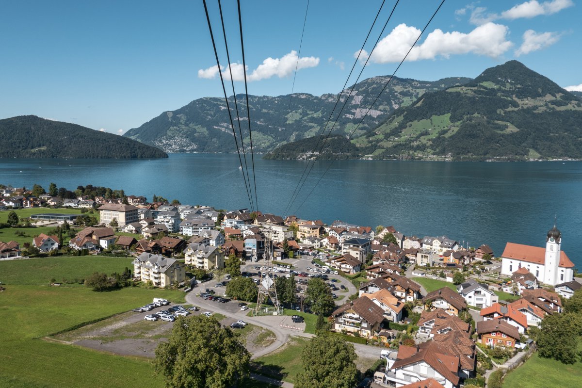 Blick aus der Seilbahn auf Beckenried und den Vierwaldstättersee