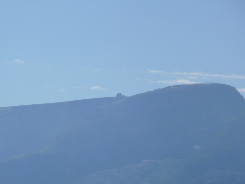 Zoom zur Bergstation der Luftseilbahn Chäserrugg, Juli 2008
