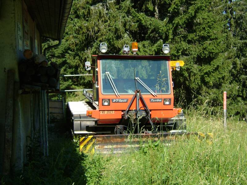 Pistenfahrzeug am Schlepplift Les Mollards, Juli 2006