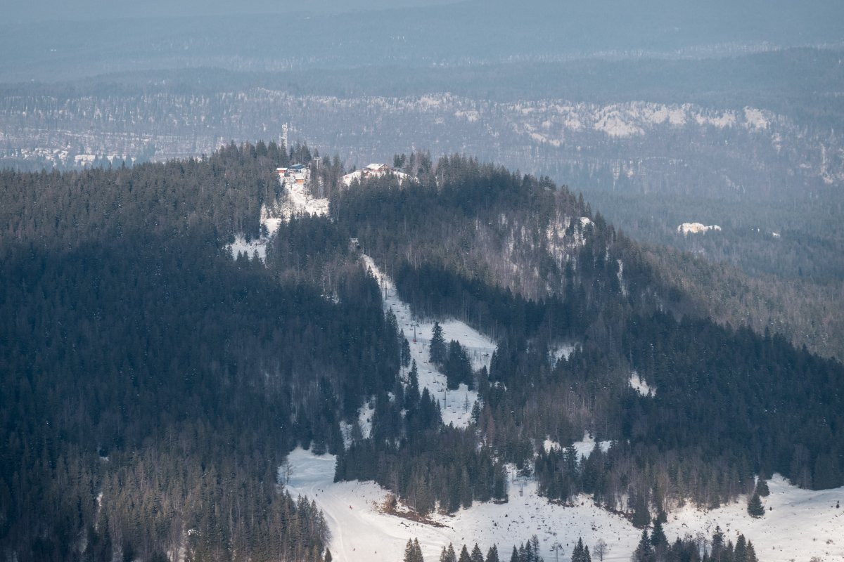 Blick von La Dôle ins Massif des Tuffes mit Seilbahnen, Februar 2023