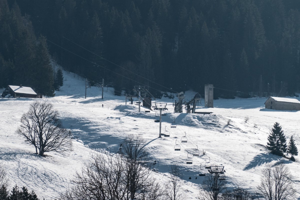 Sesselbahn und Schlepplifte im Skigebiet Noirmont, Februar 2023