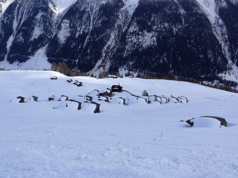 Blick zur Hockenalp, wo ursprünglich der Zugang zum Skigebiet Lauchernalp mit einer Sesselbahn und einem Schlepplift ermöglicht wurde, April 2009
