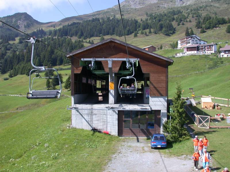 Bergstation der Sesselbahn Val Sporz-Tgantieni, August 2005