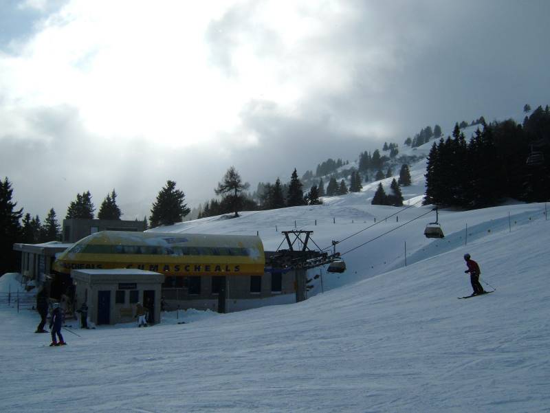 Talstation der Sesselbahn Val Schameala-Cumascheals, Dezember 2005