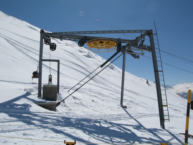 Bergstation des Schlepplifts Crappa Grossa mit gebrochener Umlenkscheibe, März 2008