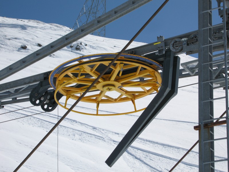 Bergstation des Schlepplifts Crappa Grossa mit gebrochener Umlenkscheibe, März 2008