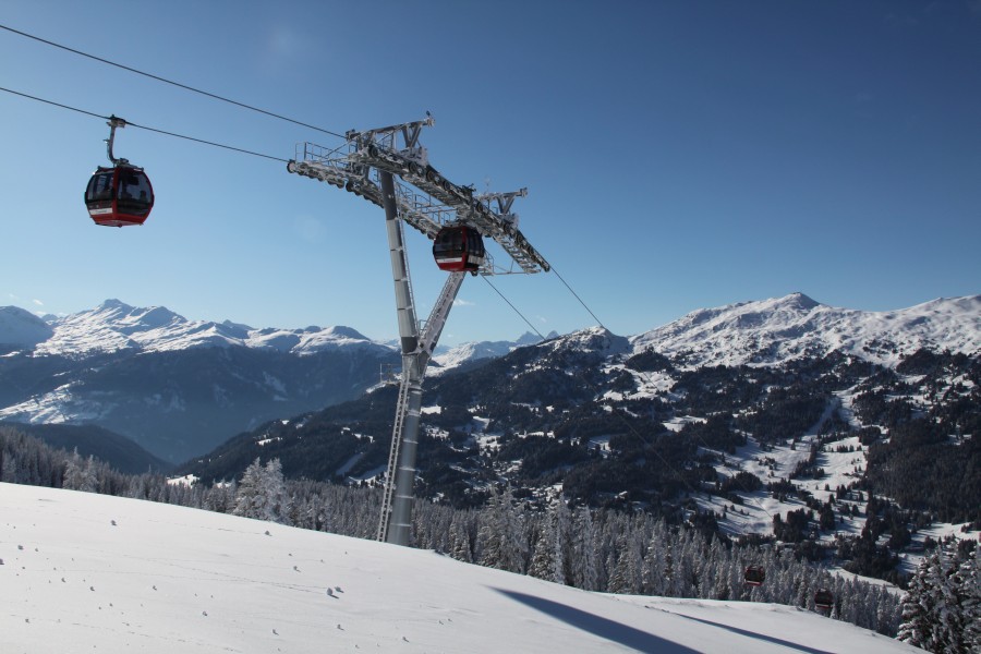 Neues optisches Merkmal der Kabinenbahn Canols-Scharmoin ist die markante Y-Stütze vor der Bergstation, Dezember 2010