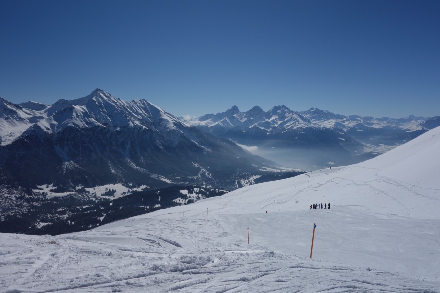 Panorama von der Bergstation des Schlepplifts Gertrud Richtung Süden mit dem Lenzerhorn links und dahinter mittig Tinzenhorn, Piz Ela und Piz Mitgel, März 2013