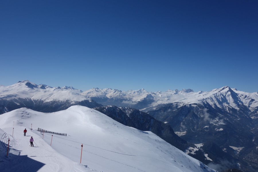 Panorama vom Piz Scalottas Richtung Süden mit der Piste Schäfermulde und dem Crap la Pala im Vordergrund, dahinter Obermutten und rechter Hand der Piz Beverin, März 2013