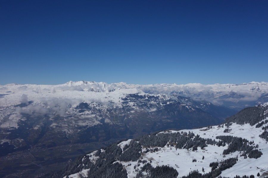 Panorama vom Piz Scalottas Richtung Westen mit dem Rheintal und dem Heinzenberg, März 2013