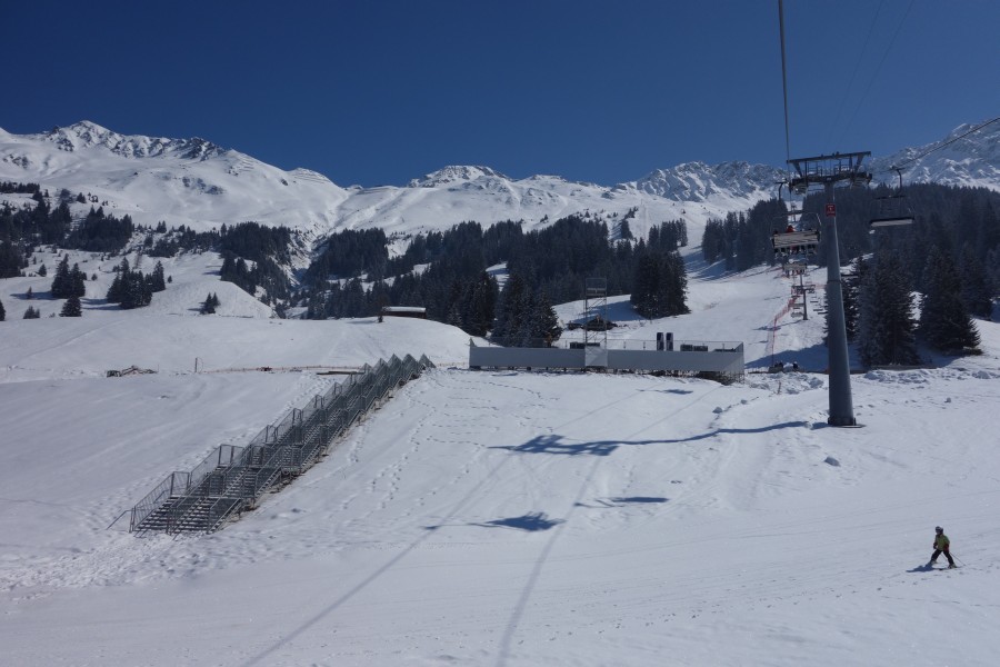 Sesselbahn Parpan-Heimberg von Doppelmayr mit letzten Überresten des Ski-Weltcupfinals, der eine Woche vor dieser Aufnahme stattfand, März 2013