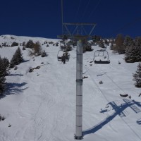 Sesselbahn Tgantieni-Scalottas, ebenfalls von Garaventa, mit nachgerüstetem Sonnenschutz und verschiebbarem Fundament, März 2013
