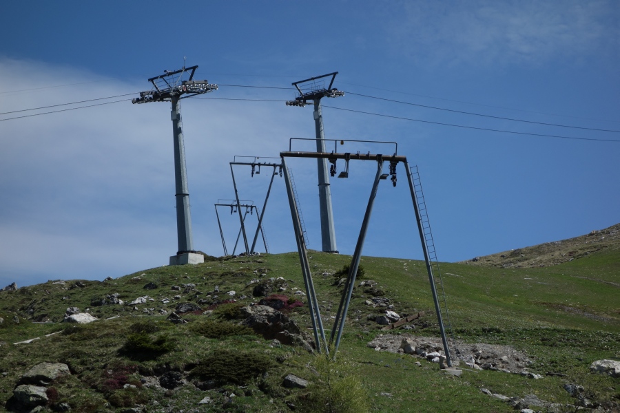 Kreuzung des Schlepplifts Weisshorn 2 mit der Sesselbahn Scharmoin-Weisshorn, Juni 2013