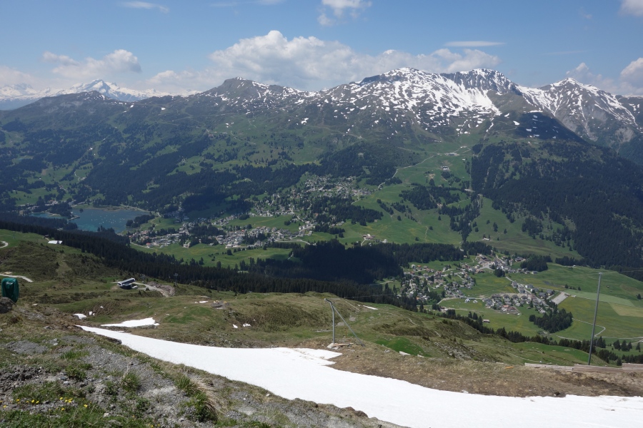 Blick auf die Schneereste auf der Silvano-Beltrametti-Piste und ersten Bauarbeiten an der Sesselbahn Heimberg-Motta, Juni 2013