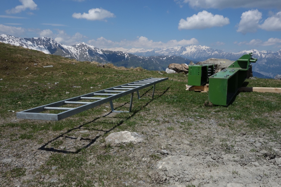 Abmontierte Teile der Talstation der Sesselbahn Schwarzhorn, bereit für den Transport nach Tschechien, Juni 2013