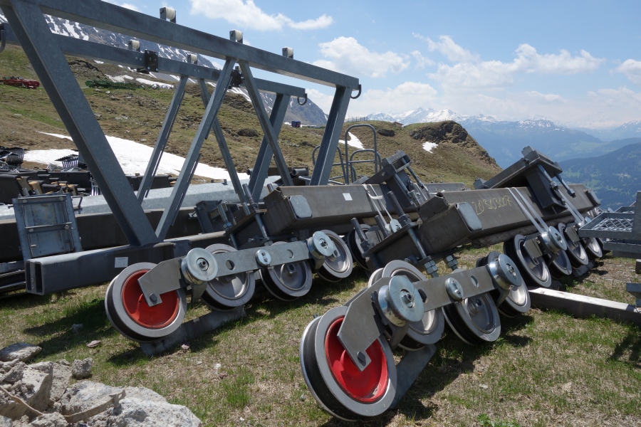 Rollenbatterien von Stütze Nr. 1 der Sesselbahn Motta-Schwarzhorn, Juni 2013