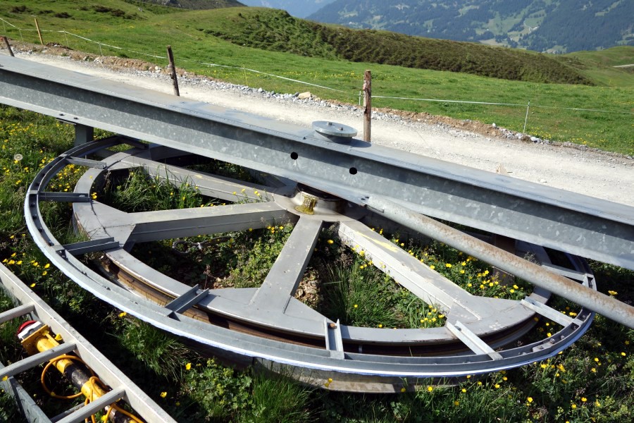 In der Zwischenzeit wurde der grösste Teil des Schlepplifts Weisshorn 2 abgebaut und zerlegt, hier die ehemalige Umlenkstation, Juli 2013