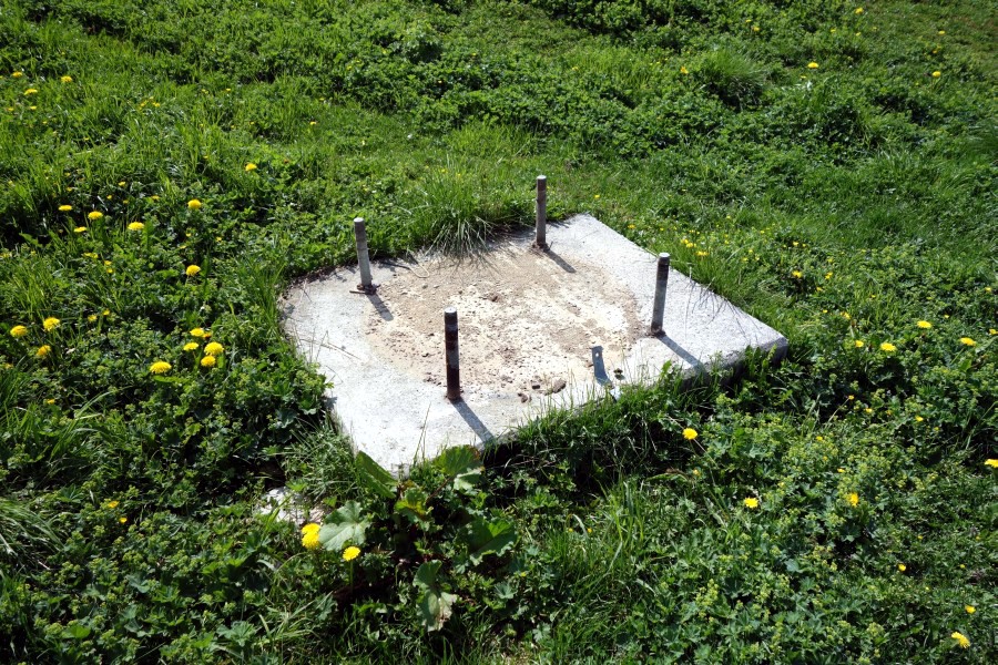 Fundament der ehemaligen Stütze 1 des Schlepplifts Weisshorn 2, Juli 2013