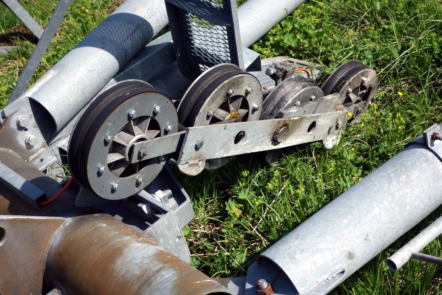 Detailaufnahme einer Rollenbatterie an Stütze 2 des Schlepplifts Weisshorn 2, Juli 2013